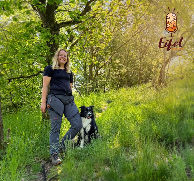 Dina Knorr mit Hund in der Eifeler Natur.