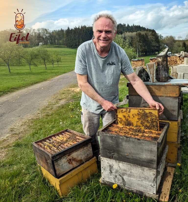 Imker Thomas Körsten arbeitet an Bienenstöcken.
